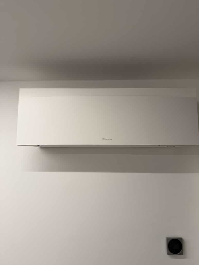 Fertig montiertes Daikin Klimagerät in einem Wohnraum