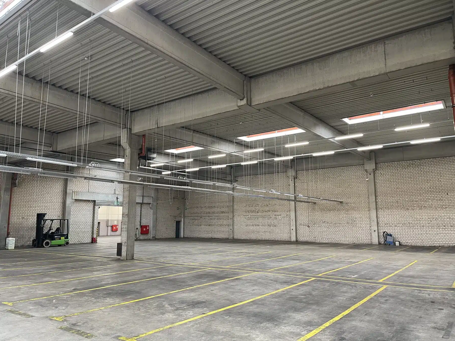 Beleuchtete Gewerbehalle