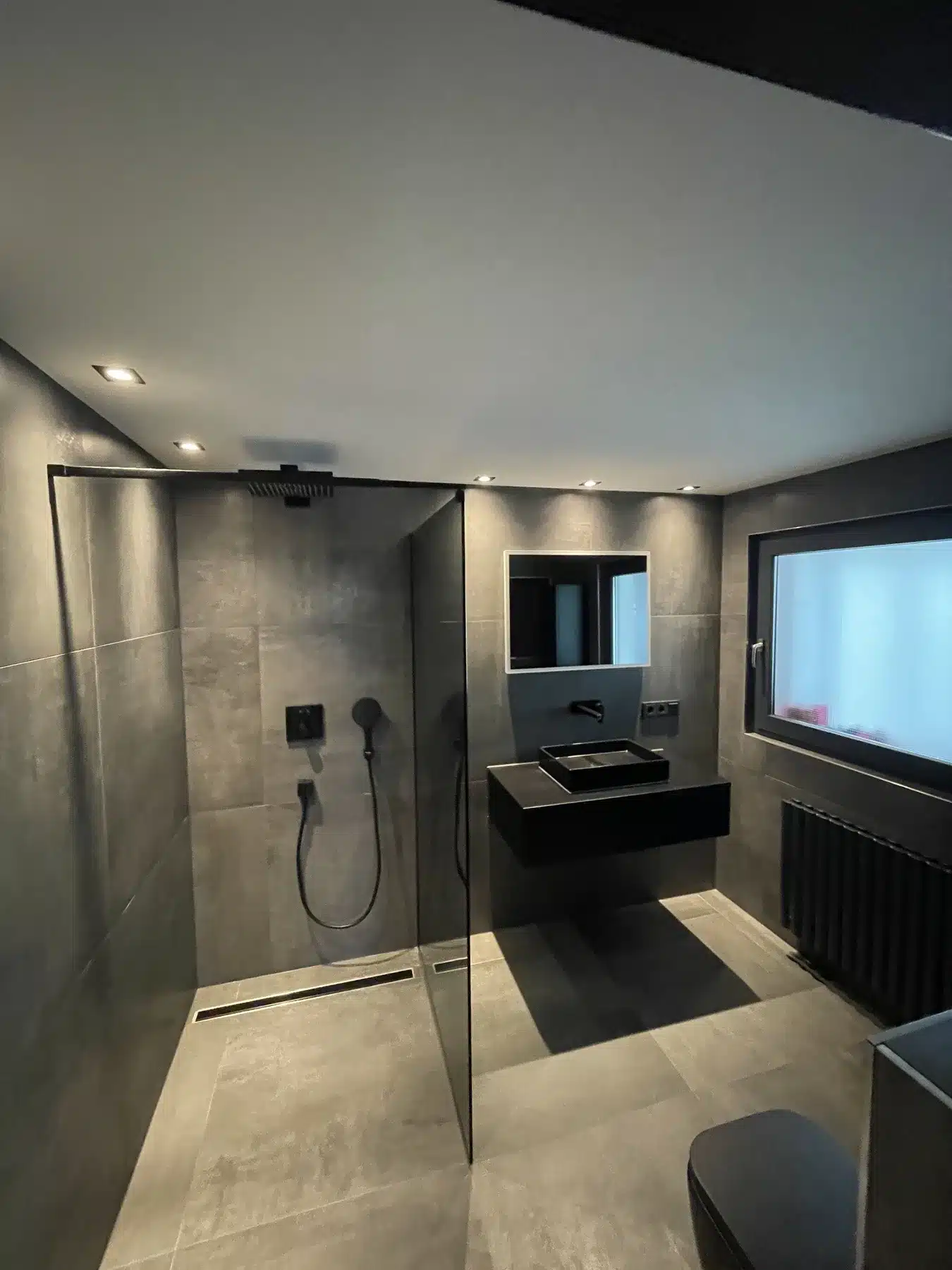 Beleuchtung in einem modernen Badezimmer