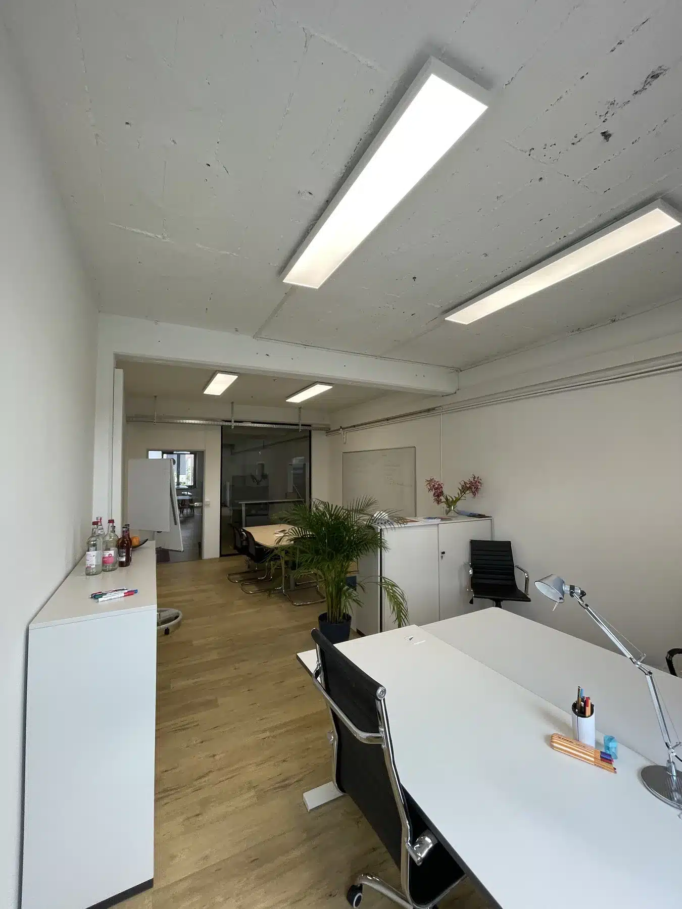 Ausgeführte Licht- und Gebäudetechnik in einem modernen Büro