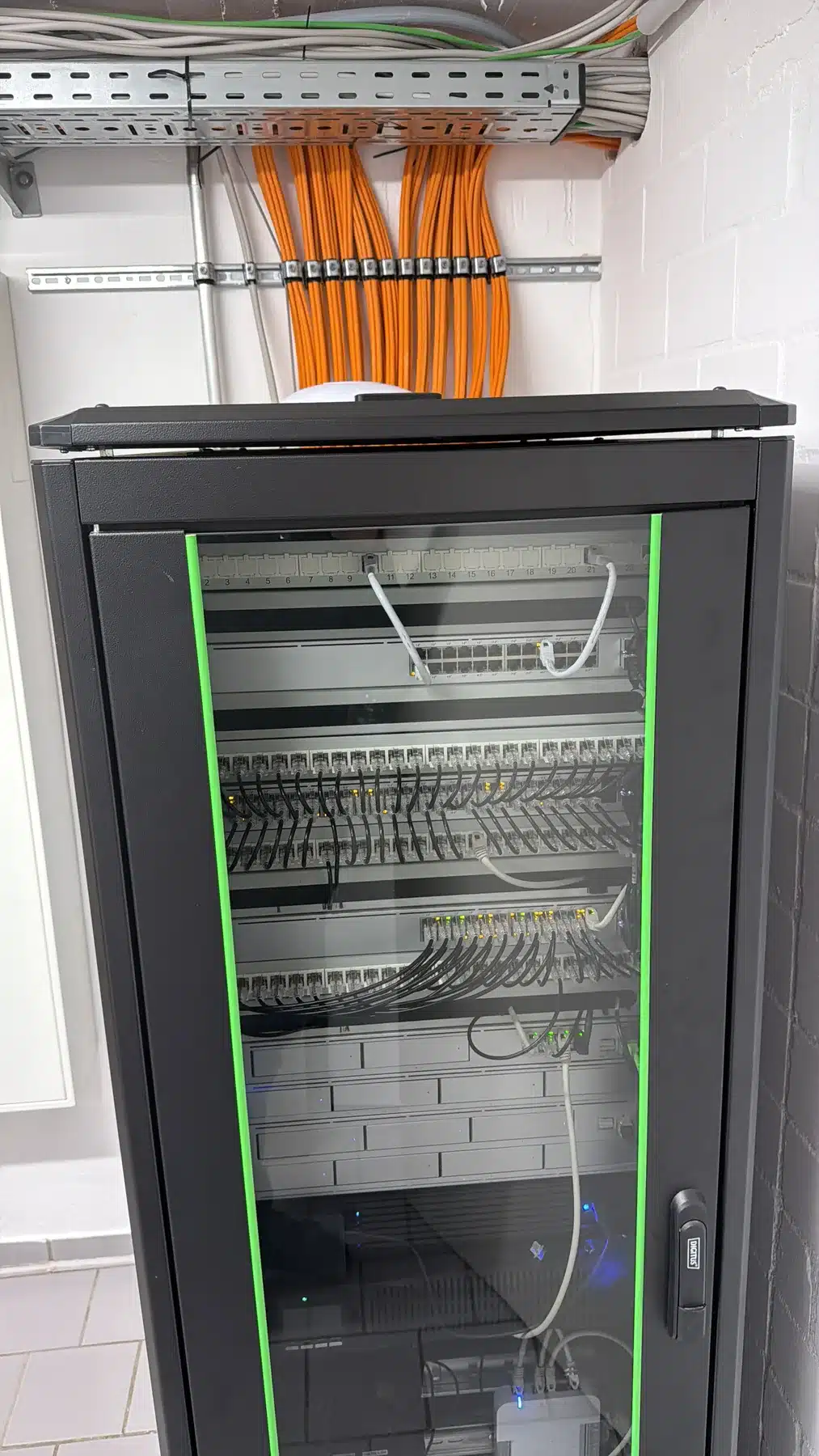 Strukturiert aufgebauter Netzwerkschrank