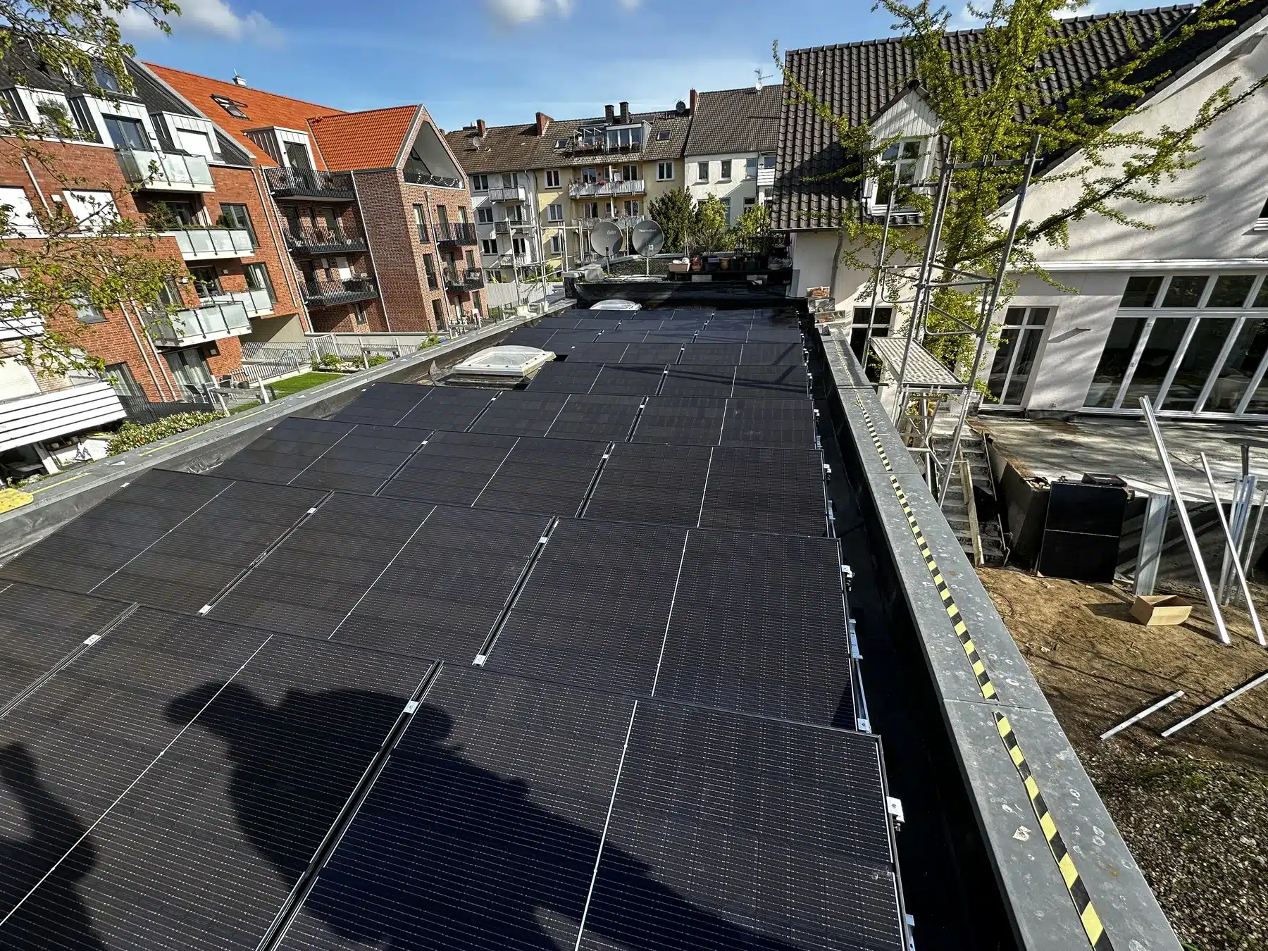 Ausgeführte Photovoltaikanlage auf einem Gewerbedach