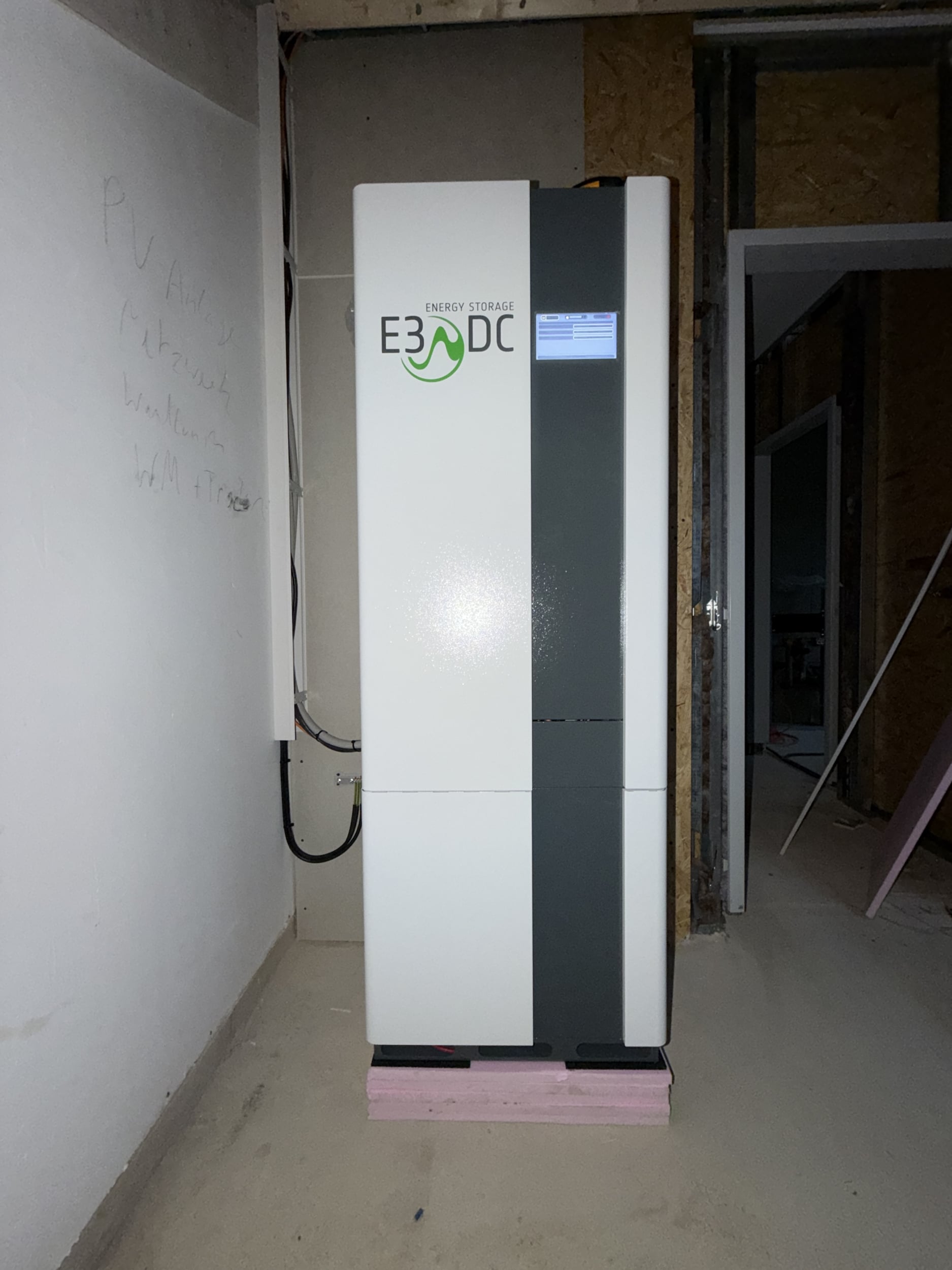 Batteriespeicher und Wechselrichter einer Photovoltaikanlage