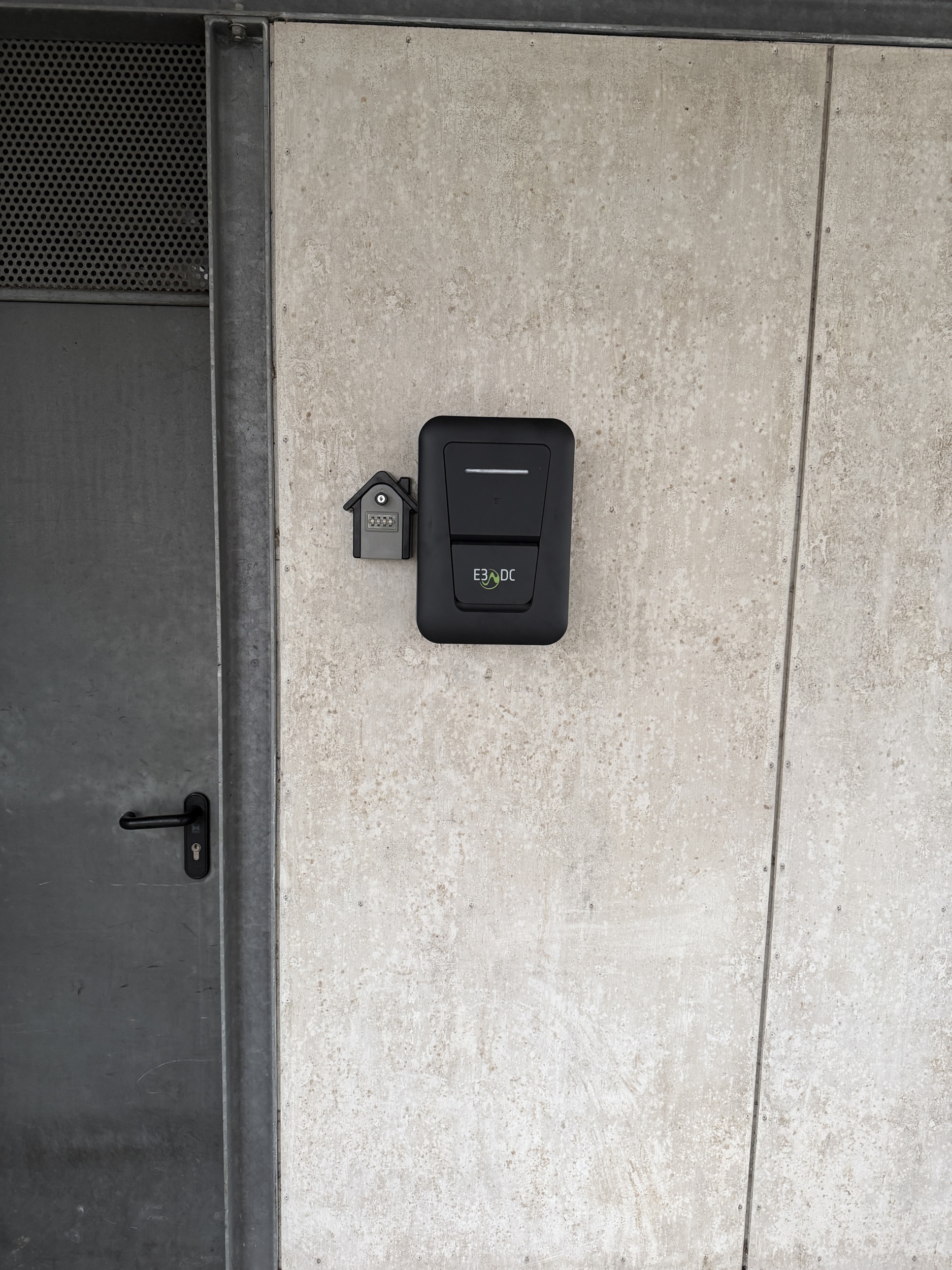 Installierte Wallbox an einer Gebäudefassade